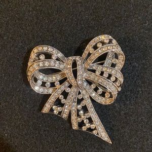 Joan Rivers Bow Brooch